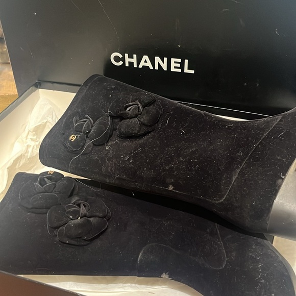 CHANEL Velvet Camellia High Boots size 37. Comes w orig. box. 100% authentic - Picture 6 of 8